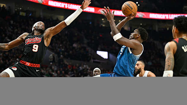 Anthony Edwards shoots
